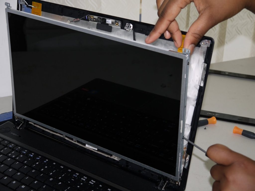 a guy replace his laptop screen