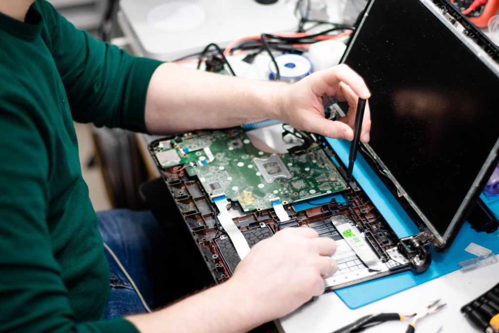 a guy who repair a laptop